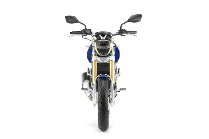 The motorcycle features an LED headlight and a 5.0-inch TFT screen with GPS navigation. The motorcycle features an LED headlight and a 5.0-inch TFT screen with GPS navigation.